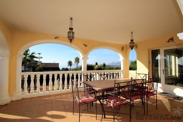 This imposing villa is distributed over two levels plus.. - 7