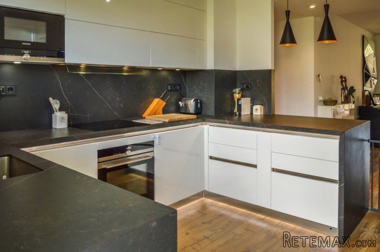 This two-bedroom apartment with lovely sea views and a.. - 7