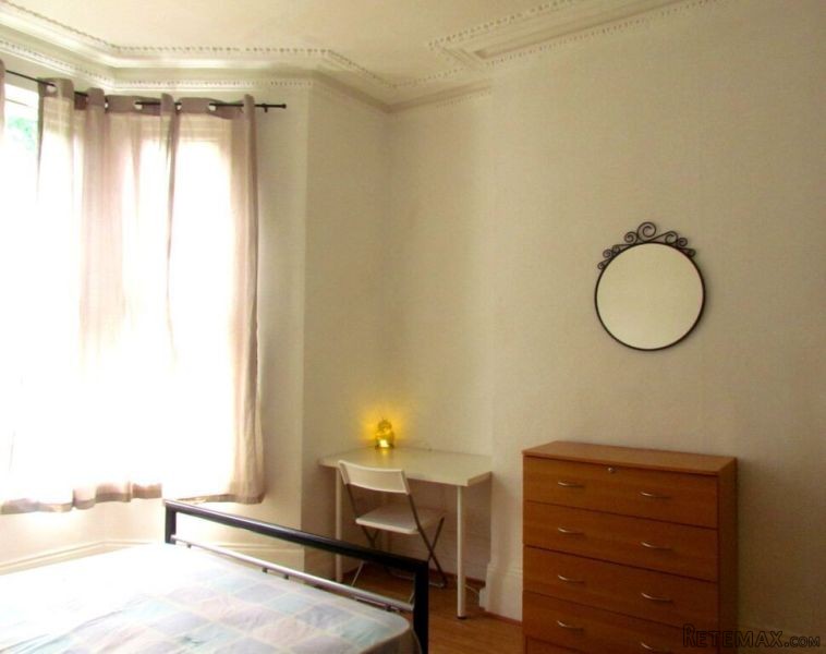Twin with 2 single bed near Turnpike..