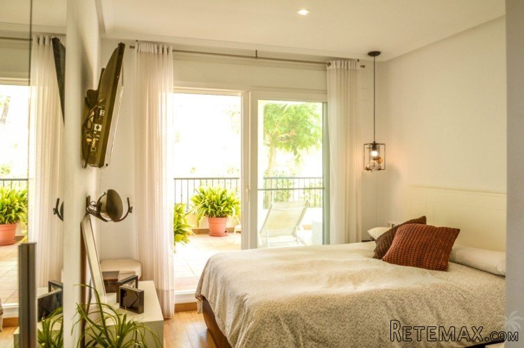 This two-bedroom apartment with lovely sea views and a.. - 8