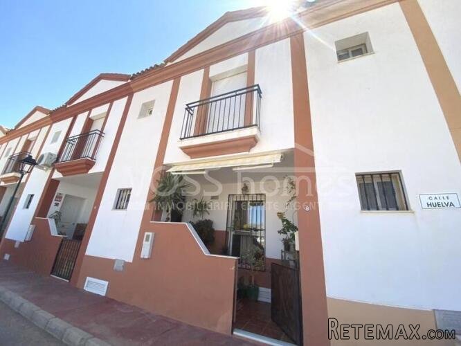 A spacious 3 bed, 1.5 bath two storey duplex of 116m2 with..