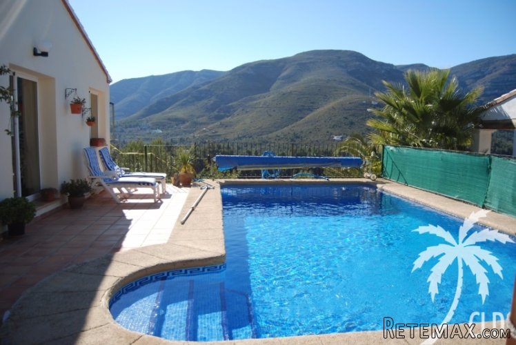An impressive villa with breathtaking views situated close.. - 2
