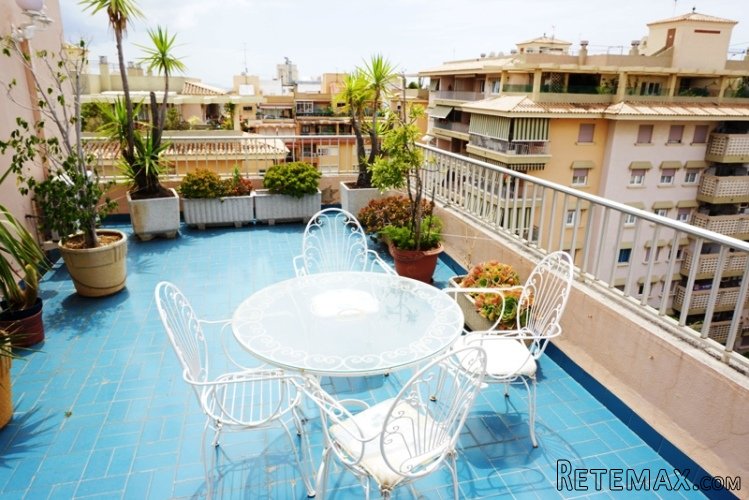 This south facing penthouse unit is the only apartment on.. - 2