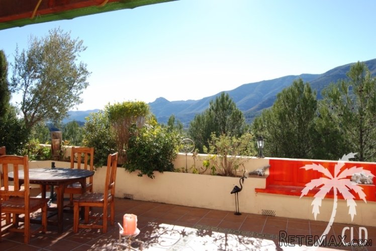 An impressive villa with breathtaking views situated close.. - 3
