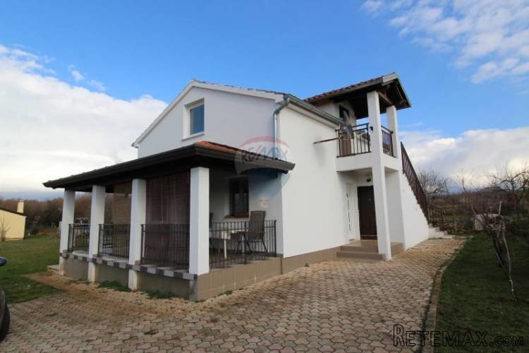Obiteljska kuća u mirnom okruženju