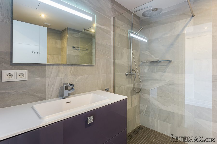 Spacious south facing apartment with terrace and parking in..
