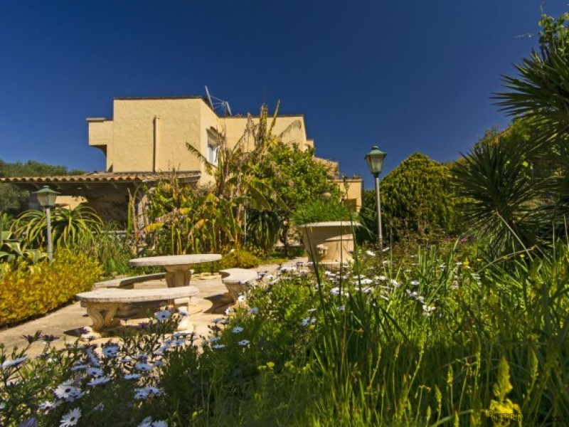 Very Well-Kept Villa With 2 Apartments - 2