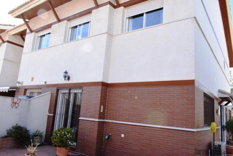 4 bedroom, 3 bathroom Semi-detached..