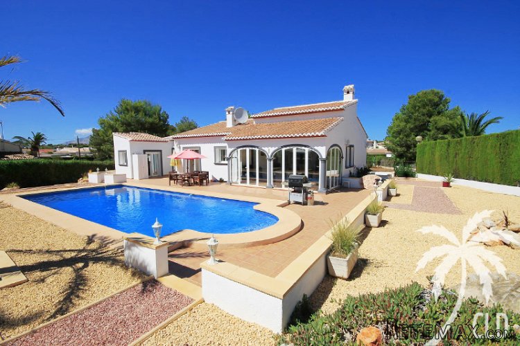 Immaculate villa, located on a south facing plot with shops.. - 2