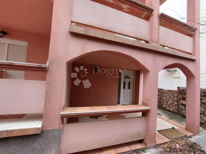 Kuća sa šest apartmana - 2