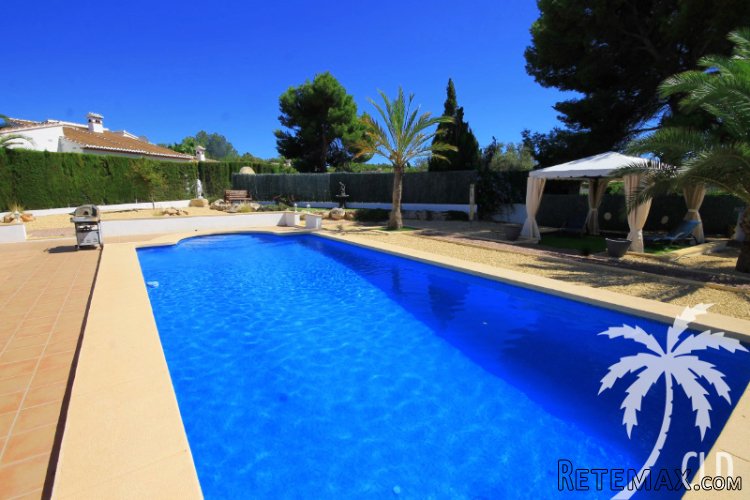 Immaculate villa, located on a south facing plot with shops.. - 3
