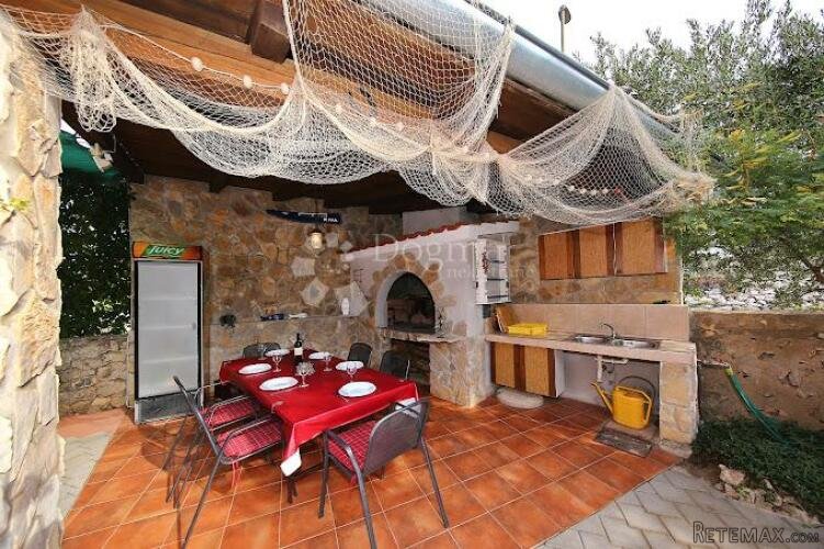 Kuća sa šest apartmana - 3