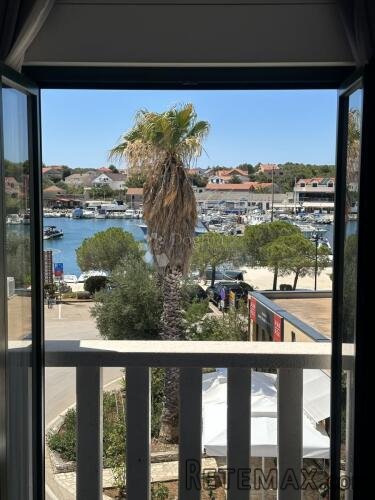 Prostrana kuća u centru Jezera, Murter, 550 m2 - 3