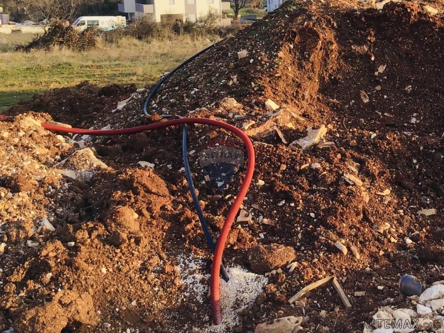 Medulin, građevinsko zemljište 700m od mora, 4408m2 - 4
