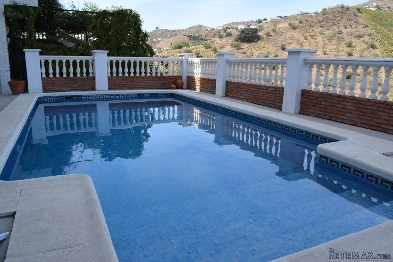 Villa for Sale in Moclinejo 349.999..