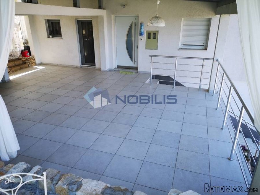 Vis - kuća 300 m2 + 1.700m okućnica + bazen - 8