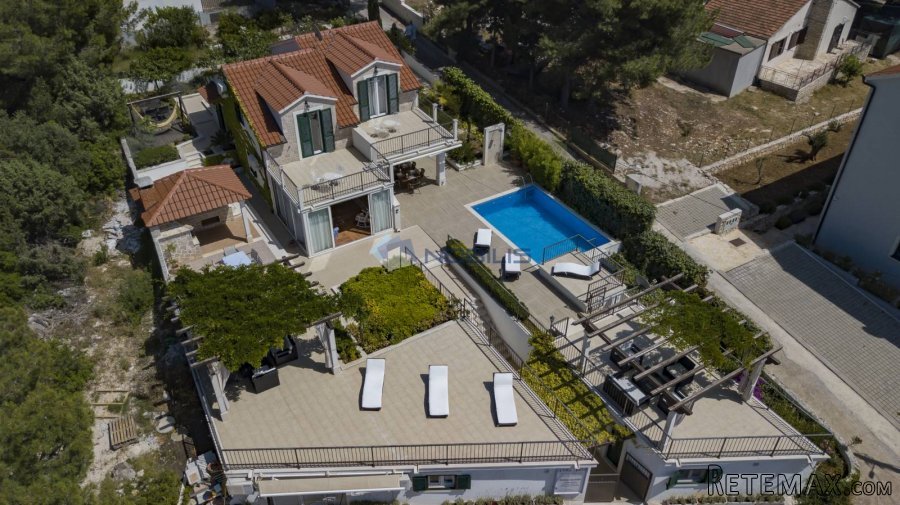Brač, Milna - kuća s bazenom, 4 apartmana, 250m2, 670m2 o..