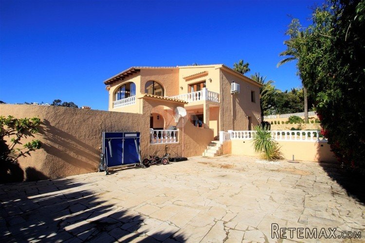 This well presented villa is distributed over two levels.. - 3