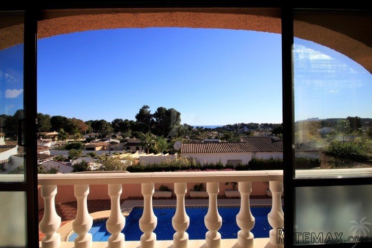This well presented villa is distributed over two levels.. - 4