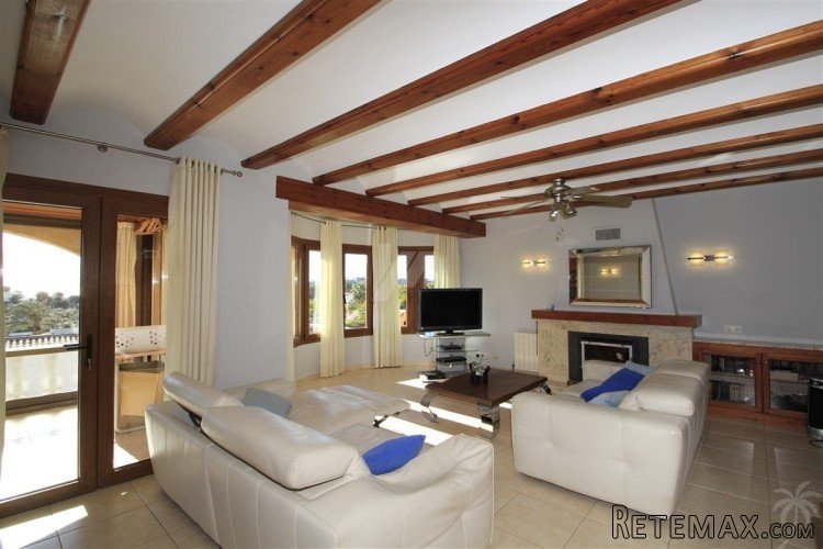This well presented villa is distributed over two levels.. - 5
