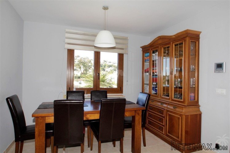 This well presented villa is distributed over two levels.. - 6