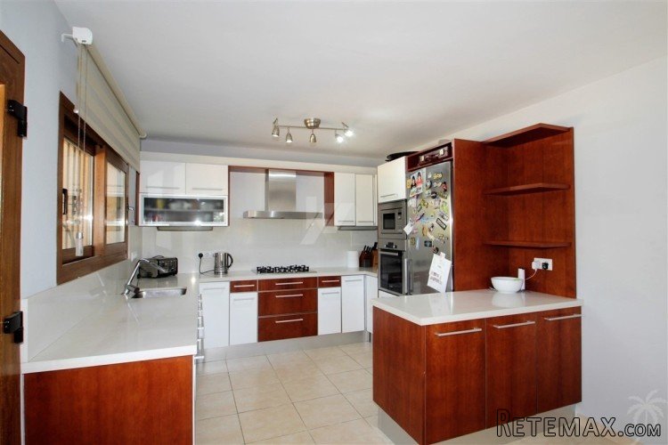 This well presented villa is distributed over two levels.. - 7