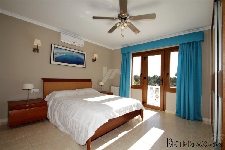 This well presented villa is distributed over two levels.. - 8