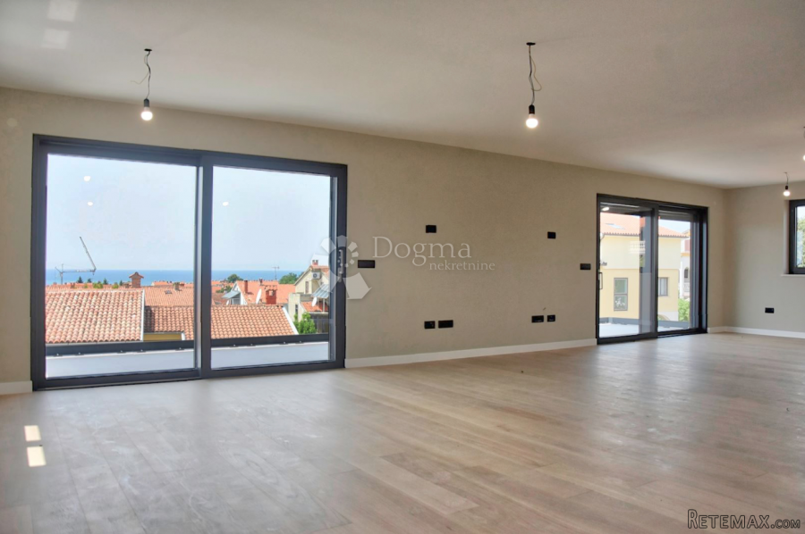 EKSLUZIVAN PENTHOUSE SA GARAŽOM I POGLEDOM NA MORE I GRAD -s - 9