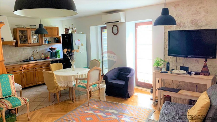 Rovinj,renovirana kuća-183m2- u centru s terasom - 2