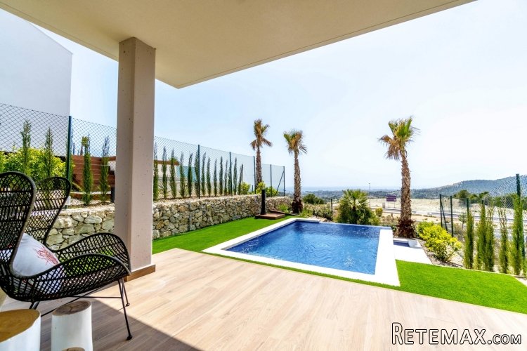 El bungalow está ubicado en la exclusiva urbanización S.. - 4