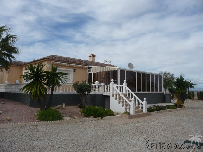This unique sunny villa is on a plot of 2000m² and is on.. - 2