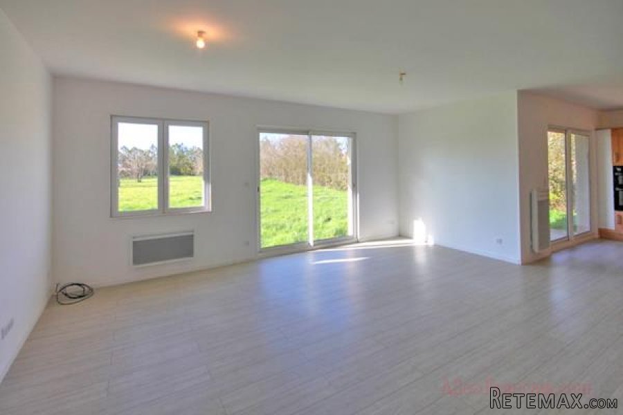 Lezay (79) - Detached bungalow with 3 beds and large garden - 4