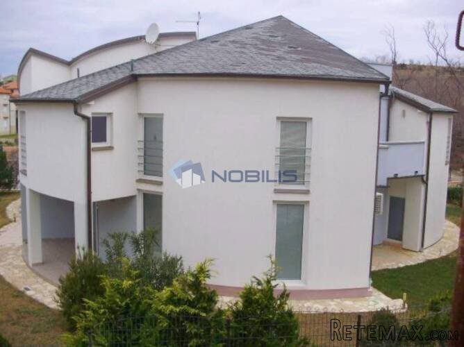 Rab - Lopar, kuća 418 m2 s okućnicom 1555 m2