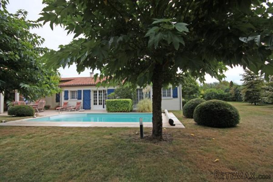 Les Forges (79) - Overlooking a golf course, modern bungalow..