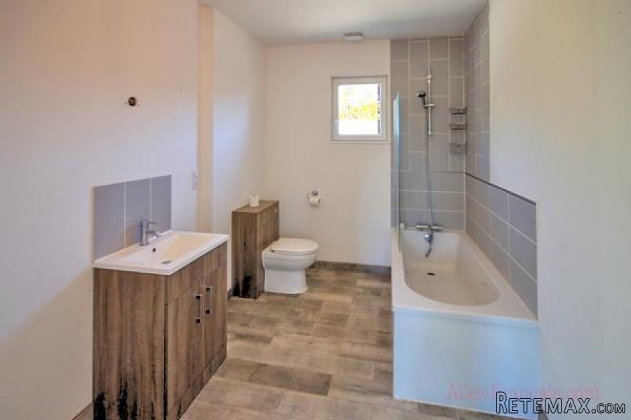 Lezay (79) - Detached bungalow with 3 beds and large garden - 10