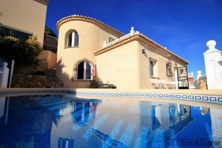 This beautifully renovated villa is distributed over two.. - 2