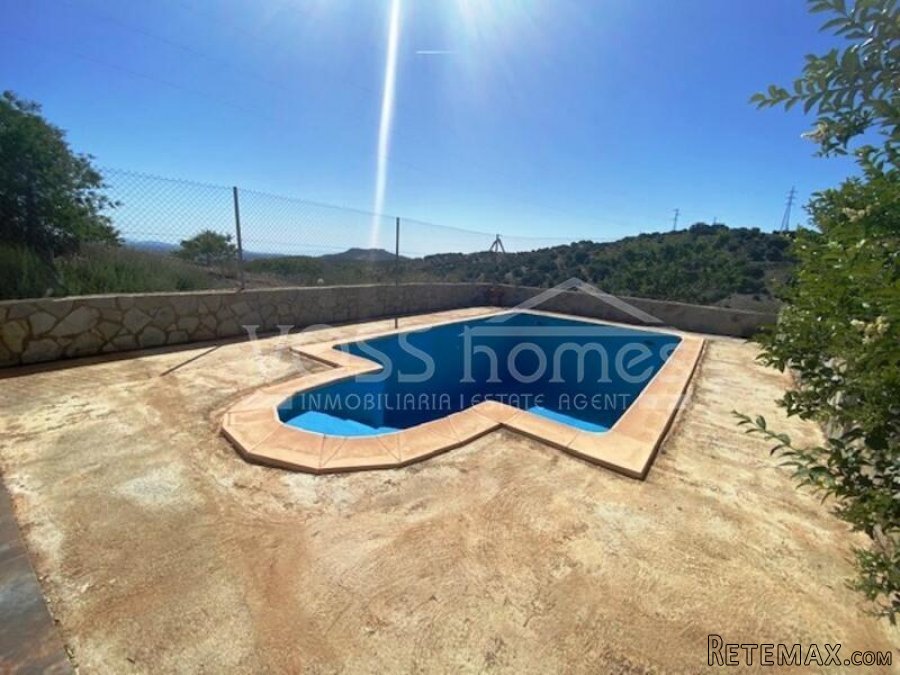 Attractive country property with 2 bedrooms & 1 bathroom.. - 3