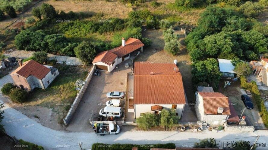 Prodaje se kuća 420m2 sa tri stana, Umag - 3