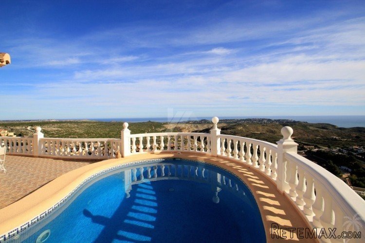 This beautifully renovated villa is distributed over two.. - 3