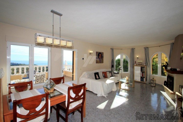 This beautifully renovated villa is distributed over two.. - 4
