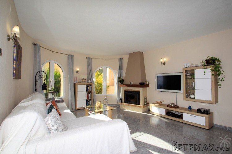 This beautifully renovated villa is distributed over two.. - 5