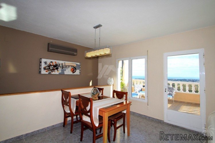 This beautifully renovated villa is distributed over two.. - 6