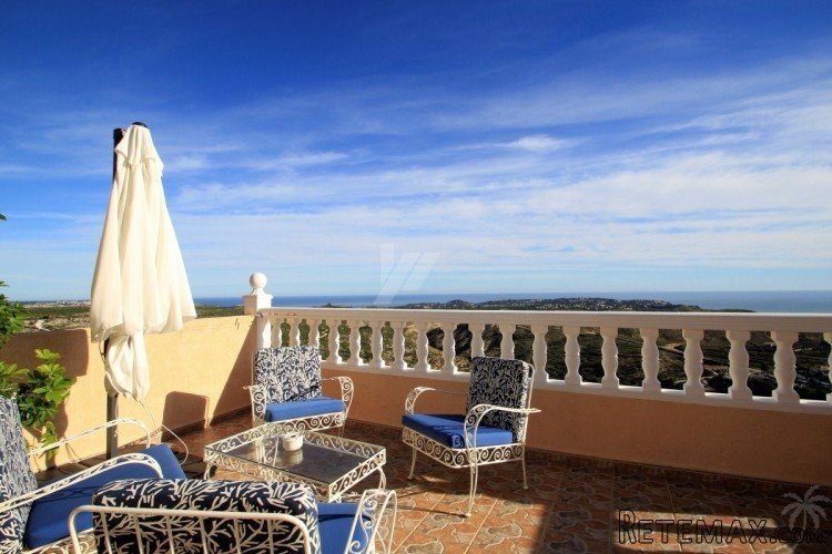 This beautifully renovated villa is distributed over two.. - 7