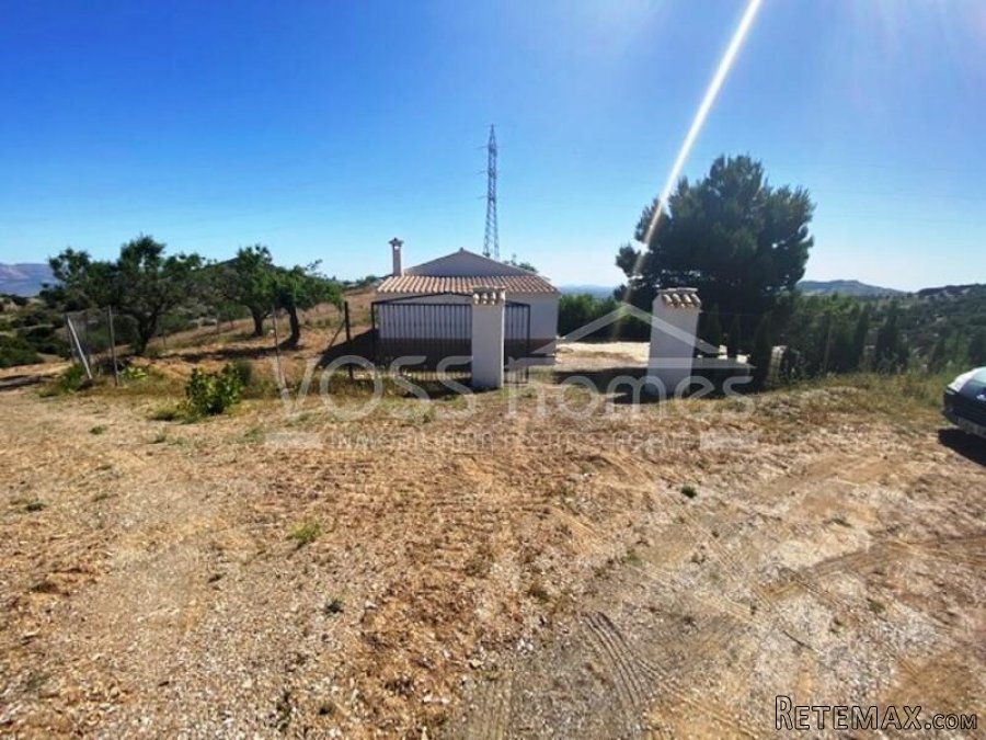 Attractive country property with 2 bedrooms & 1 bathroom.. - 8