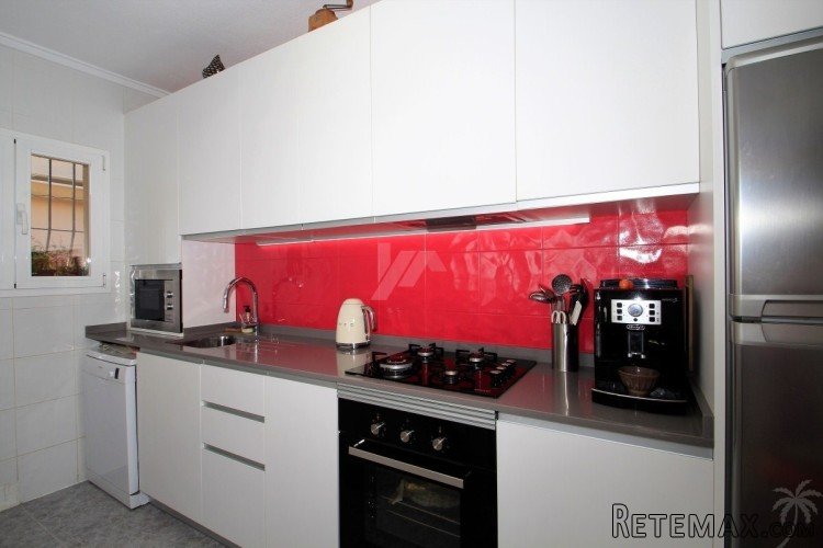This beautifully renovated villa is distributed over two.. - 8