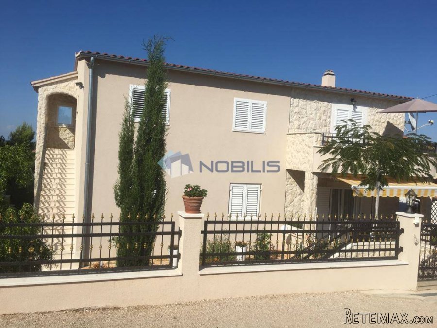 Šibenik, Vodice, 3 apartmana+suteren, vrt, parking mjesta