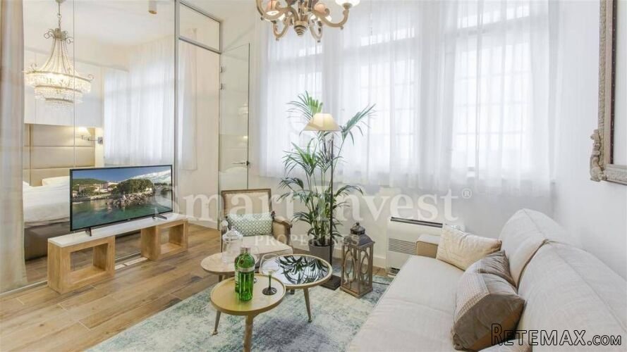 OPATIJA - CENTAR, ETAŽA S 5 APARTMANA, 150 m od mora