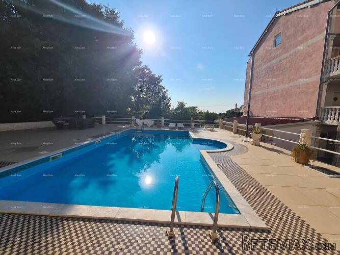 Prizemni apartman s lođom i bazenom. Medulin. - 2