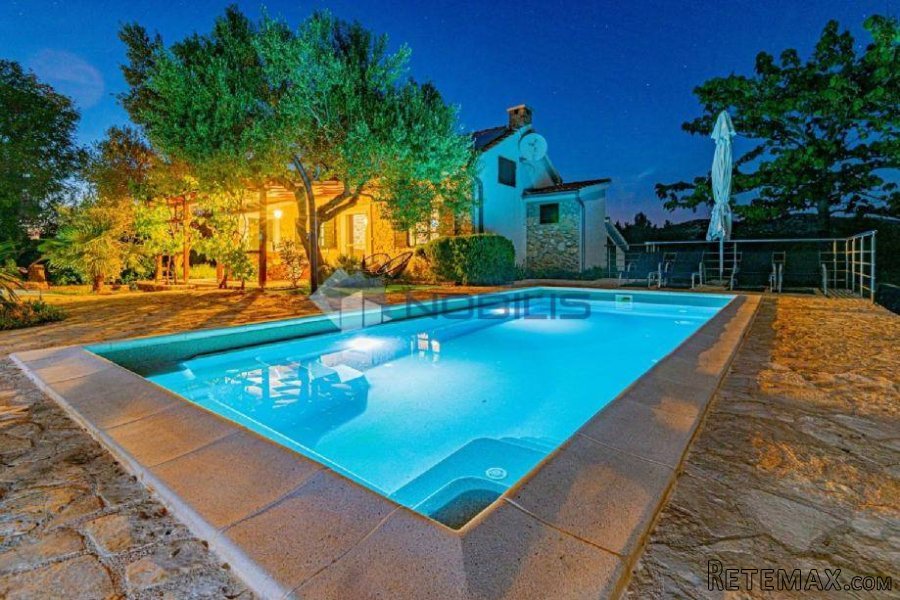 Vodice, kuća u masliniku, 3300 m2 okućnice