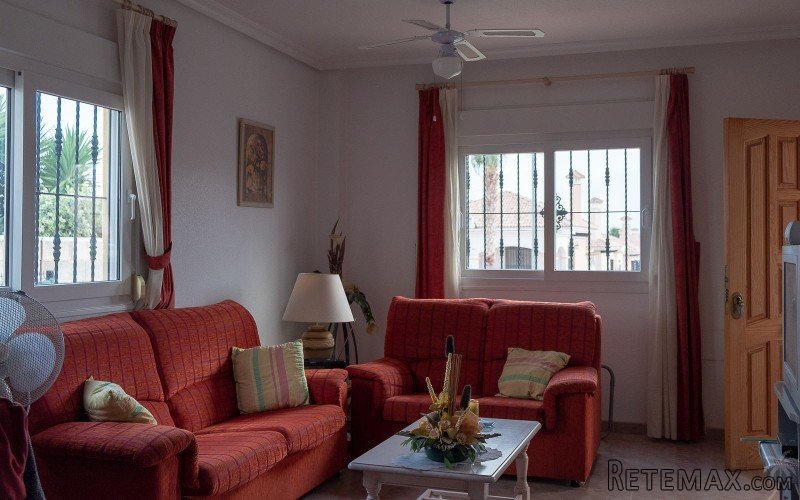 This beautiful home with a very spacious garden is located.. - 3